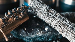 Energie reinigen met Palo Santo, Salie, Wierrook of Hout