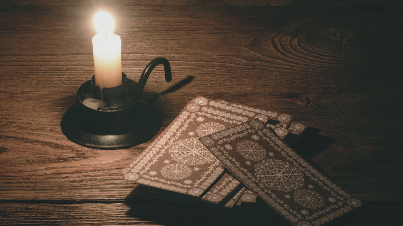 Omarm de duisternis en verwelkom het licht: Een Yule Tarotspread